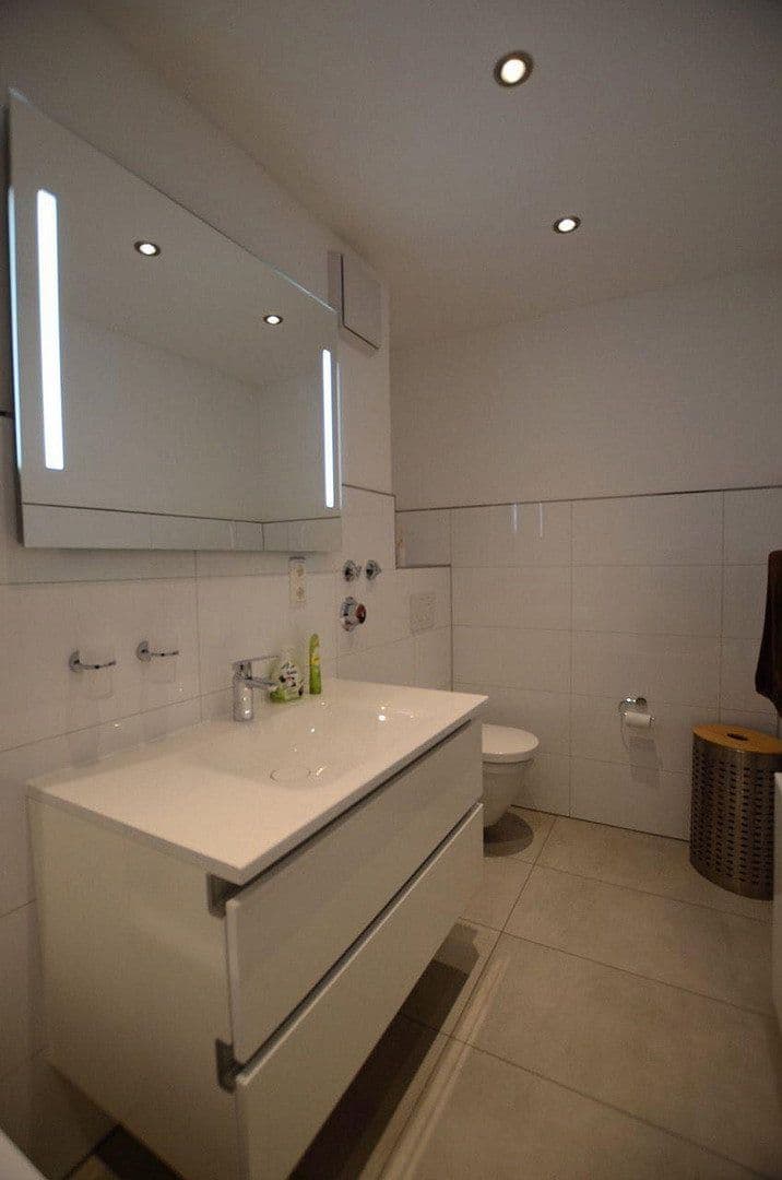 Prenájom bytu 3-izbový 100 m², Hildoboldstr. 3, München, Bavorsko Prenájom bytu 3-izbový 100 m², Hildoboldstr. 3, München, Bavorsko