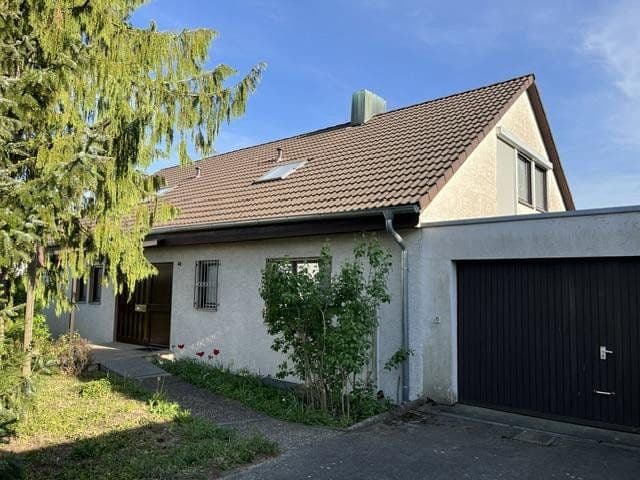 Predaj domu 240 m², pozemek 731 m², Taunusstrasse 48, Herrenberg, Bádensko-Wurttembersko Predaj domu 240 m², pozemek 731 m², Taunusstrasse 48, Herrenberg, Bádensko-Wurttembersko