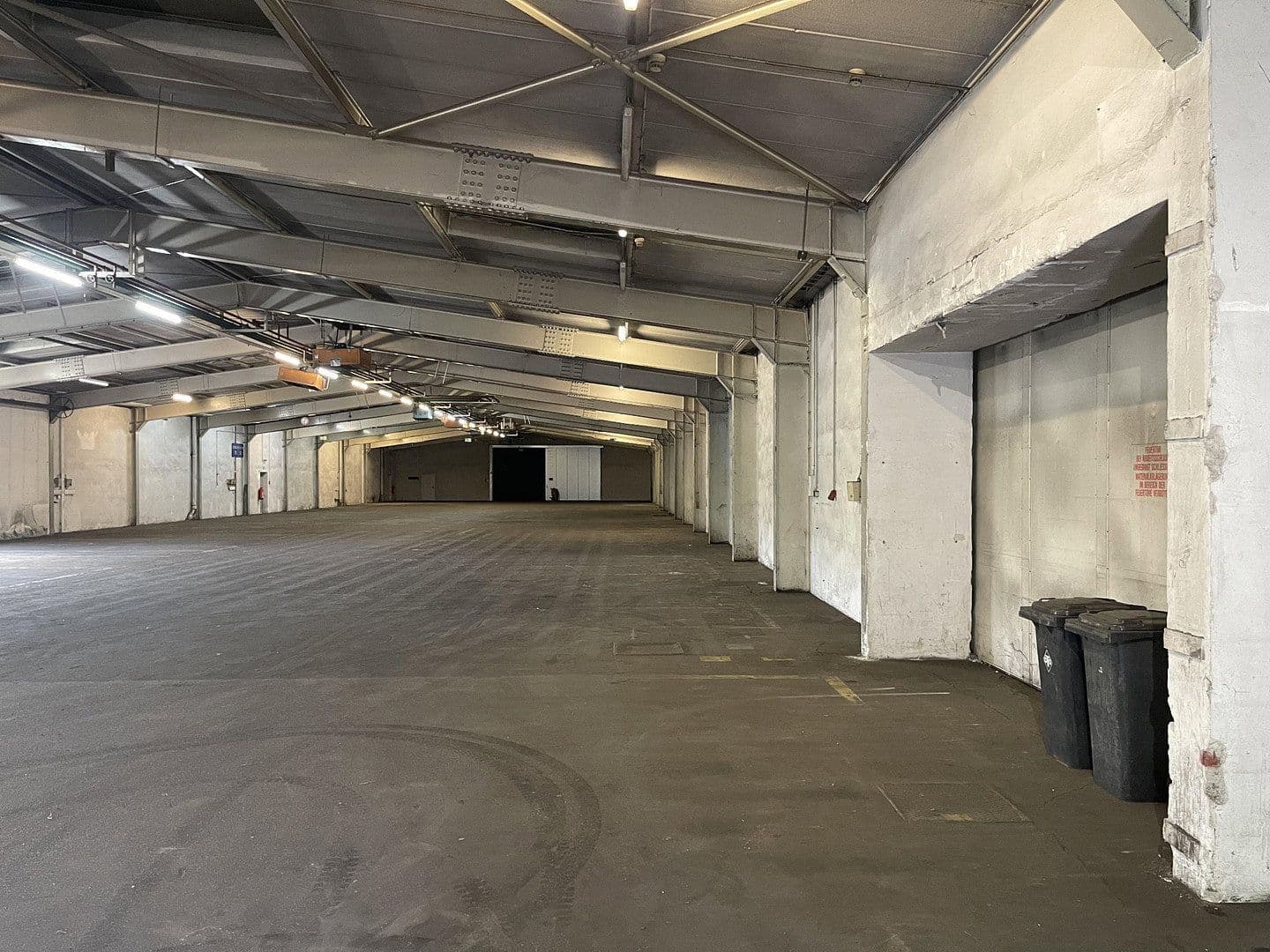 Prenájom nebytového priestoru 2.400 m², Im Gewerbepark 1, Hunderdorf, Bavorsko Prenájom nebytového priestoru 2.400 m², Im Gewerbepark 1, Hunderdorf, Bavorsko