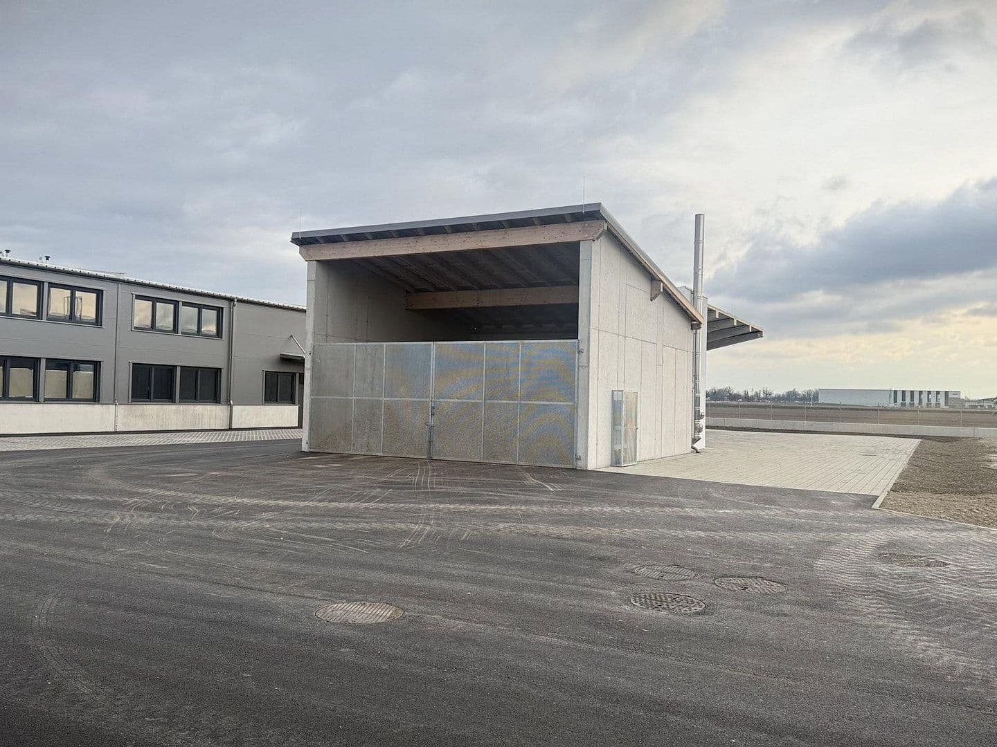 Prenájom nebytového priestoru 2.082 m², Gewerbepark B17 / II / Straße 3 / Objekt 11, Teesdorf, Dolné Rakúsko Prenájom nebytového priestoru 2.082 m², Gewerbepark B17 / II / Straße 3 / Objekt 11, Teesdorf, Dolné Rakúsko