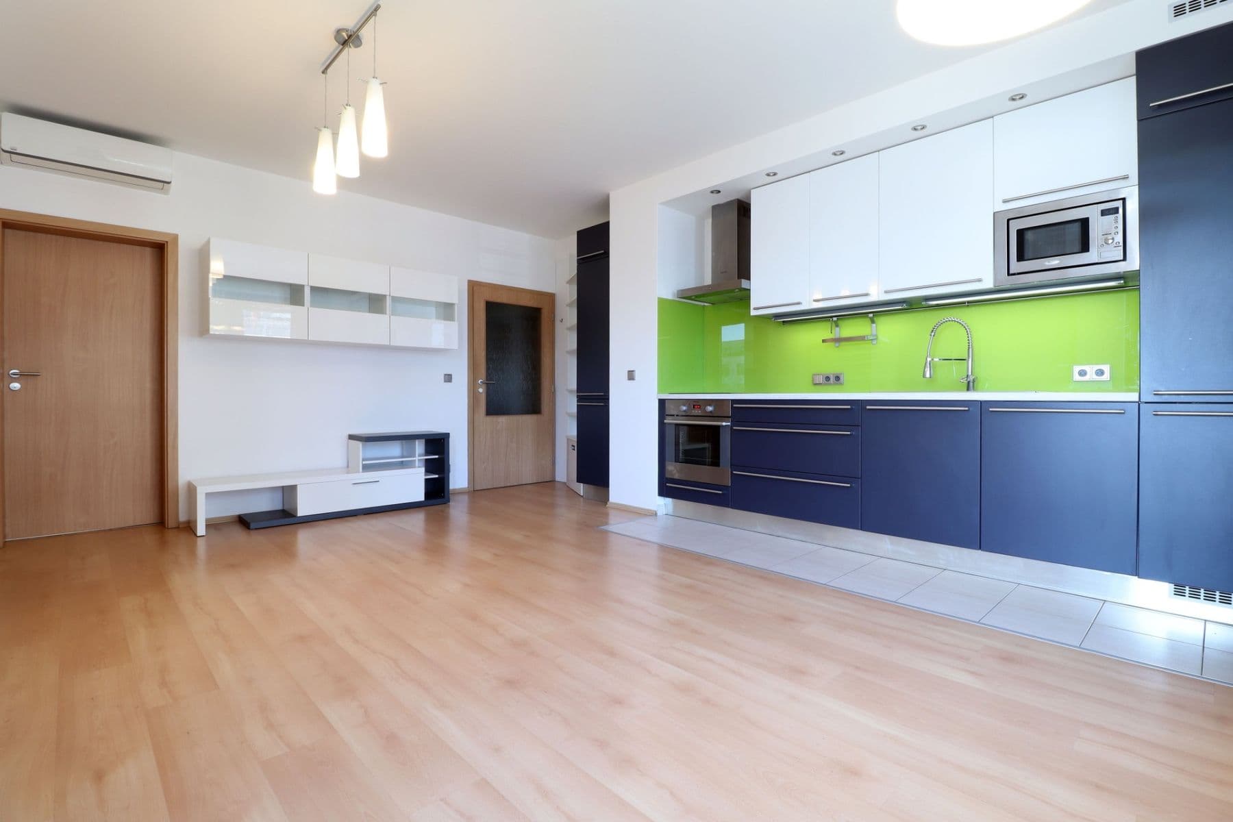 Prenájom bytu 3-izbový 65 m², Jana Přibíka, Praha, Praha Prenájom bytu 3-izbový 65 m², Jana Přibíka, Praha, Praha