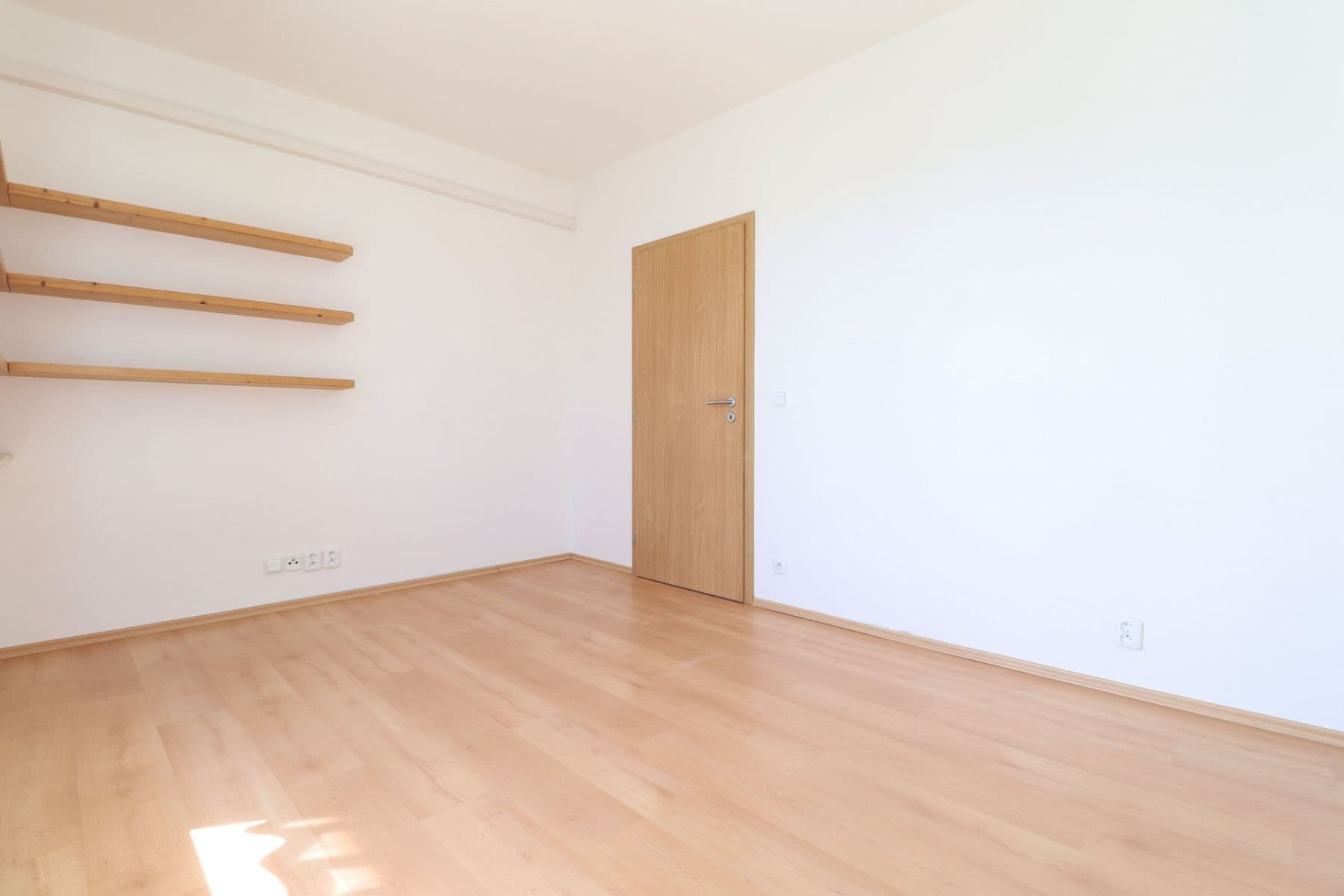 Prenájom bytu 3-izbový 65 m², Jana Přibíka, Praha, Praha Prenájom bytu 3-izbový 65 m², Jana Přibíka, Praha, Praha