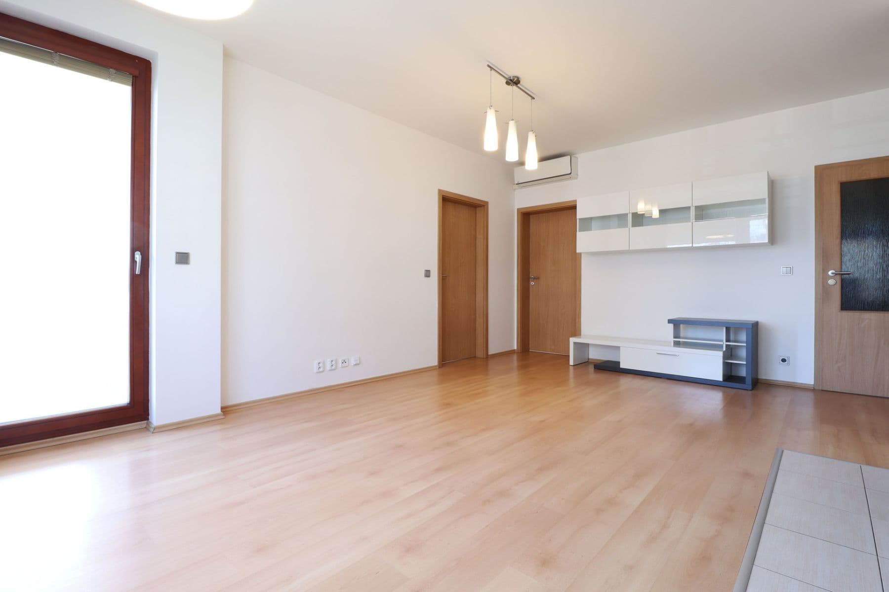 Prenájom bytu 3-izbový 65 m², Jana Přibíka, Praha, Praha Prenájom bytu 3-izbový 65 m², Jana Přibíka, Praha, Praha