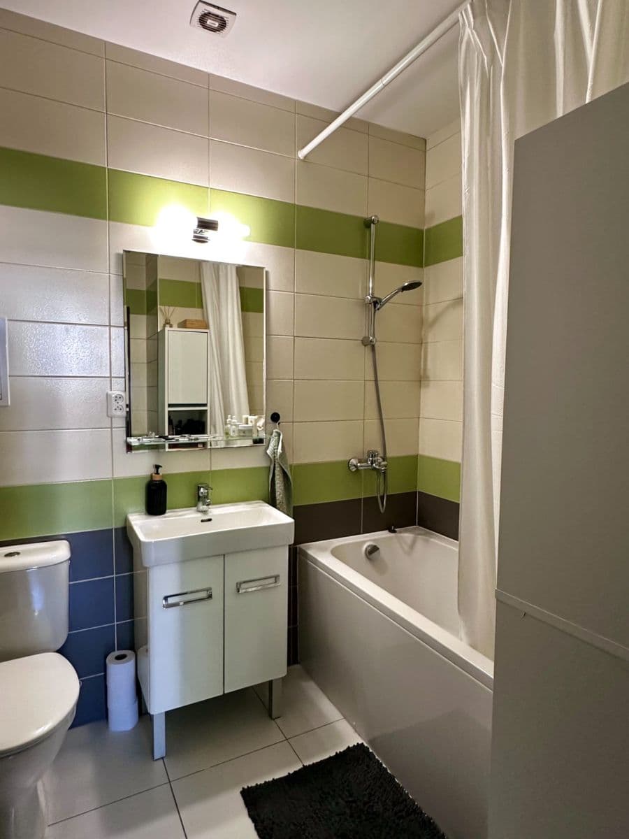 Prenájom bytu 1-izbový 27 m², Kamenická, Praha, Praha Prenájom bytu 1-izbový 27 m², Kamenická, Praha, Praha