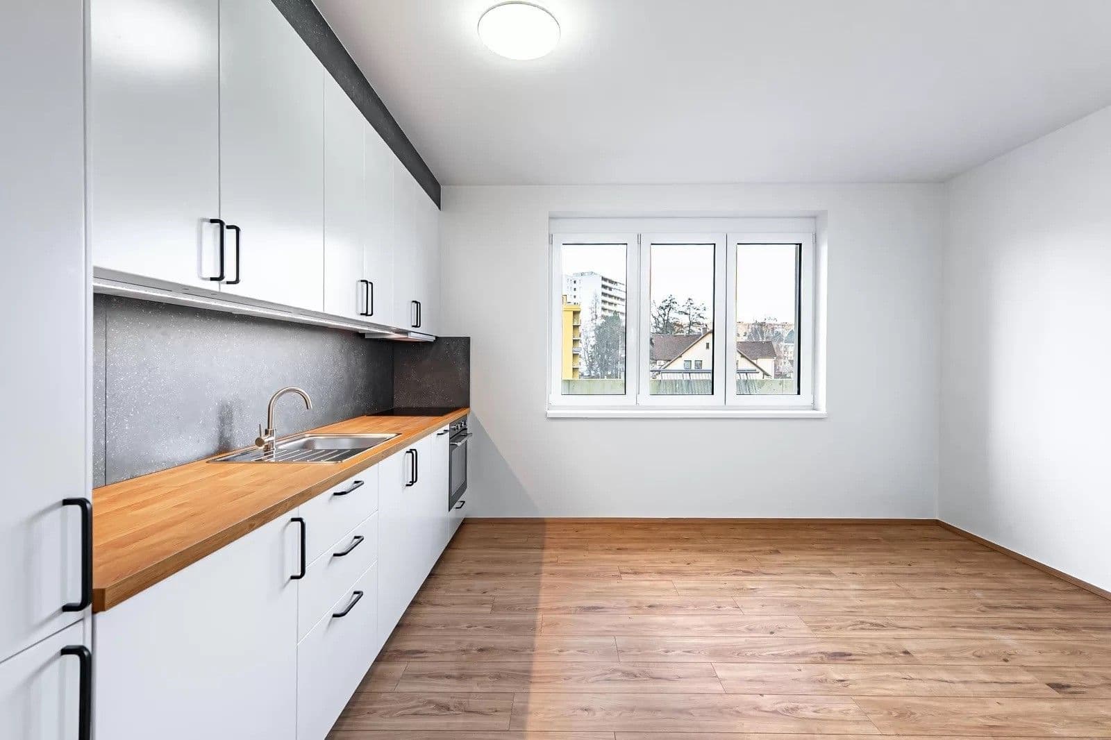 Prenájom bytu 3-izbový 61 m², Tovární, Liberec, Liberecký kraj Prenájom bytu 3-izbový 61 m², Tovární, Liberec, Liberecký kraj