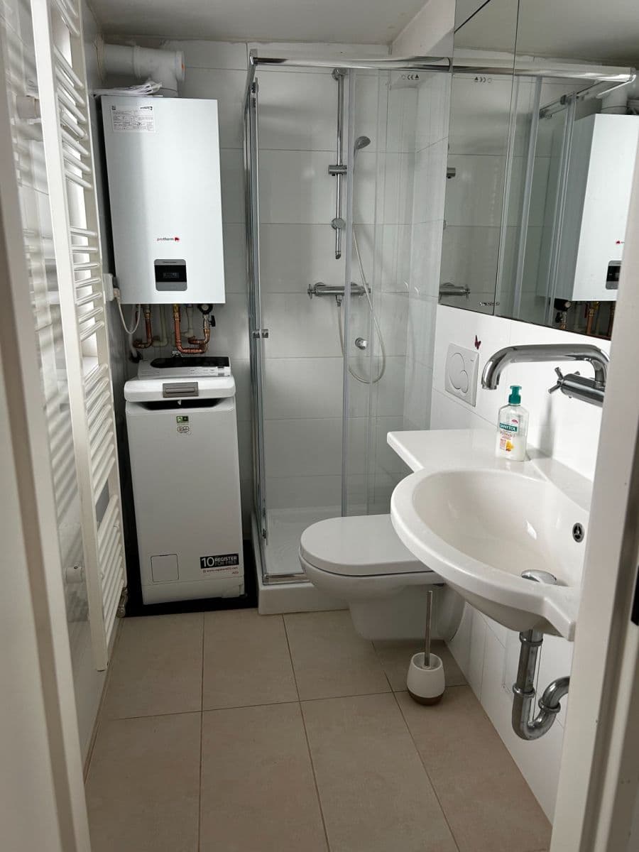 Prenájom bytu 1-izbový 27 m², Šlikova, Praha, Praha Prenájom bytu 1-izbový 27 m², Šlikova, Praha, Praha