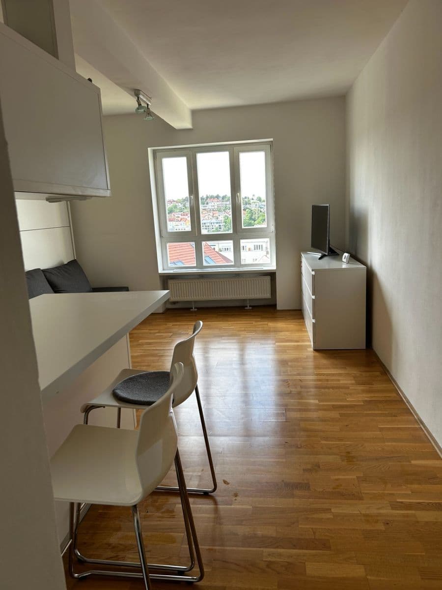 Prenájom bytu 1-izbový 27 m², Šlikova, Praha, Praha Prenájom bytu 1-izbový 27 m², Šlikova, Praha, Praha