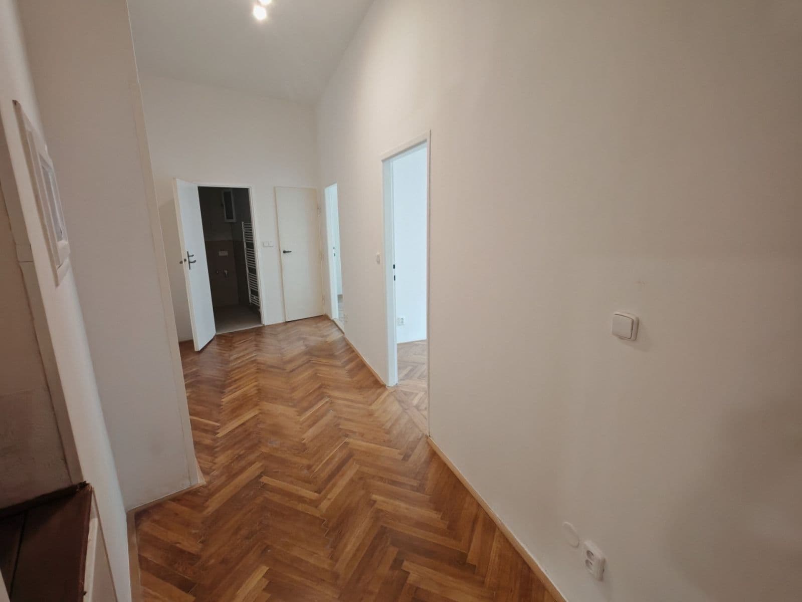 Prenájom bytu 2-izbový 50 m², U Elektrárny, Praha, Praha Prenájom bytu 2-izbový 50 m², U Elektrárny, Praha, Praha