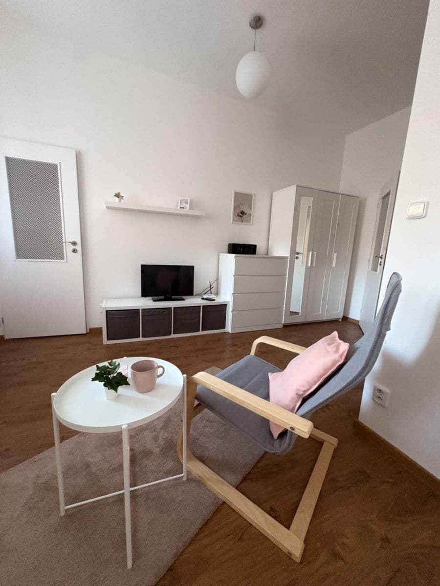 Prenájom bytu 1-izbový 30 m², Kloboučnická, Praha, Praha Prenájom bytu 1-izbový 30 m², Kloboučnická, Praha, Praha