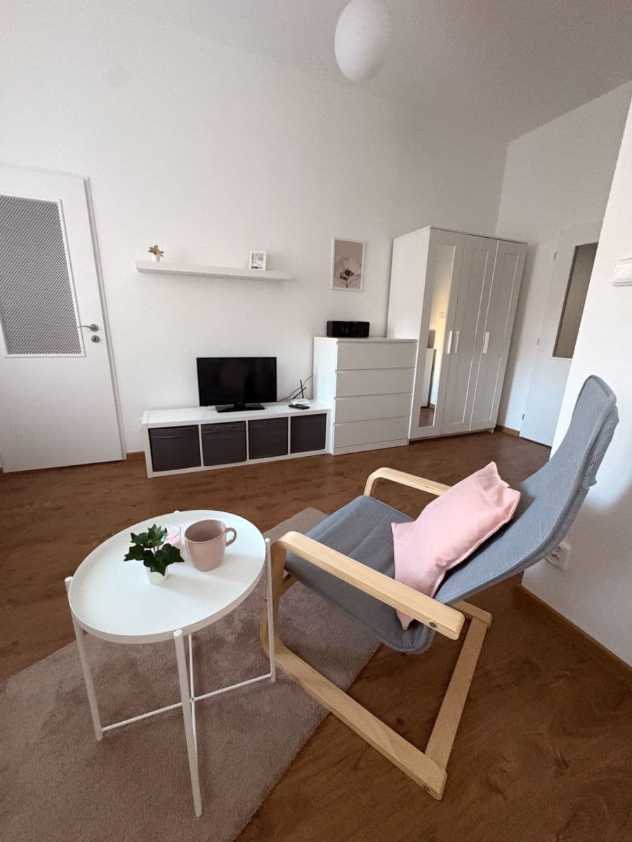 Prenájom bytu 1-izbový 30 m², Kloboučnická, Praha, Praha Prenájom bytu 1-izbový 30 m², Kloboučnická, Praha, Praha