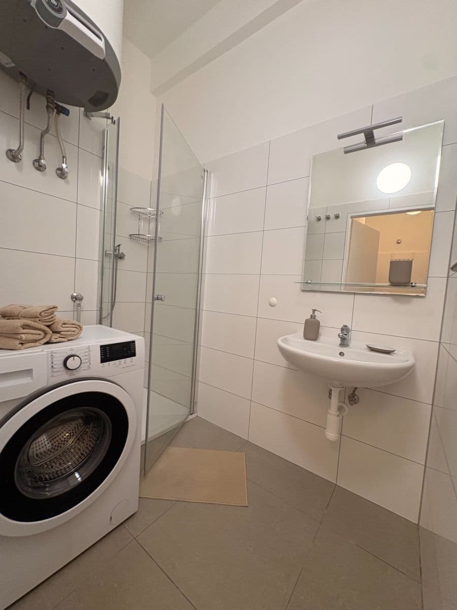Prenájom bytu 1-izbový 30 m², Kloboučnická, Praha, Praha Prenájom bytu 1-izbový 30 m², Kloboučnická, Praha, Praha