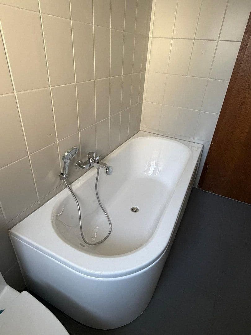 Prenájom bytu 2-izbový 98 m², Eilendorfer Straße 102, Aachen, Severné Porýnie - Westfálsko Prenájom bytu 2-izbový 98 m², Eilendorfer Straße 102, Aachen, Severné Porýnie - Westfálsko