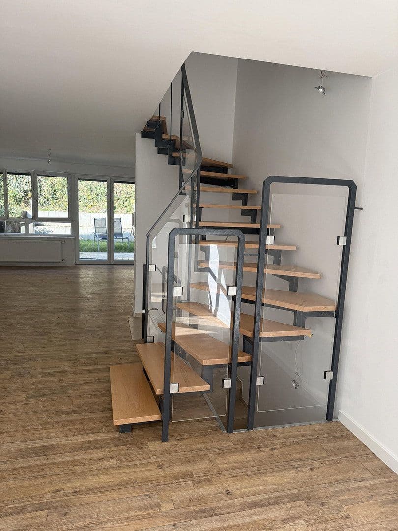 Prenájom domu 120 m², pozemek 207 m², Nibelungenstraße 146A, Bensheim, Hesensko Prenájom domu 120 m², pozemek 207 m², Nibelungenstraße 146A, Bensheim, Hesensko
