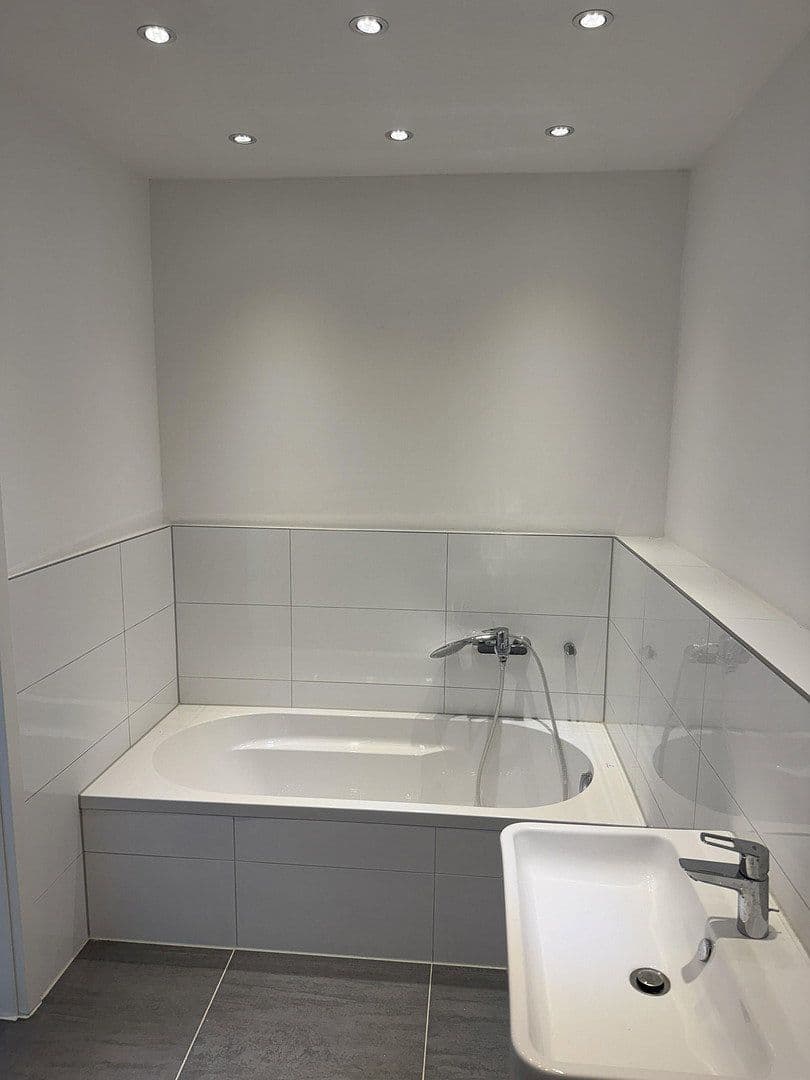 Prenájom domu 120 m², pozemek 207 m², Nibelungenstraße 146A, Bensheim, Hesensko Prenájom domu 120 m², pozemek 207 m², Nibelungenstraße 146A, Bensheim, Hesensko