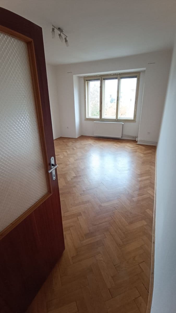 Prenájom bytu 3-izbový 89 m², Kapitána Jaroše, Plzeň, Plzeňský kraj Prenájom bytu 3-izbový 89 m², Kapitána Jaroše, Plzeň, Plzeňský kraj