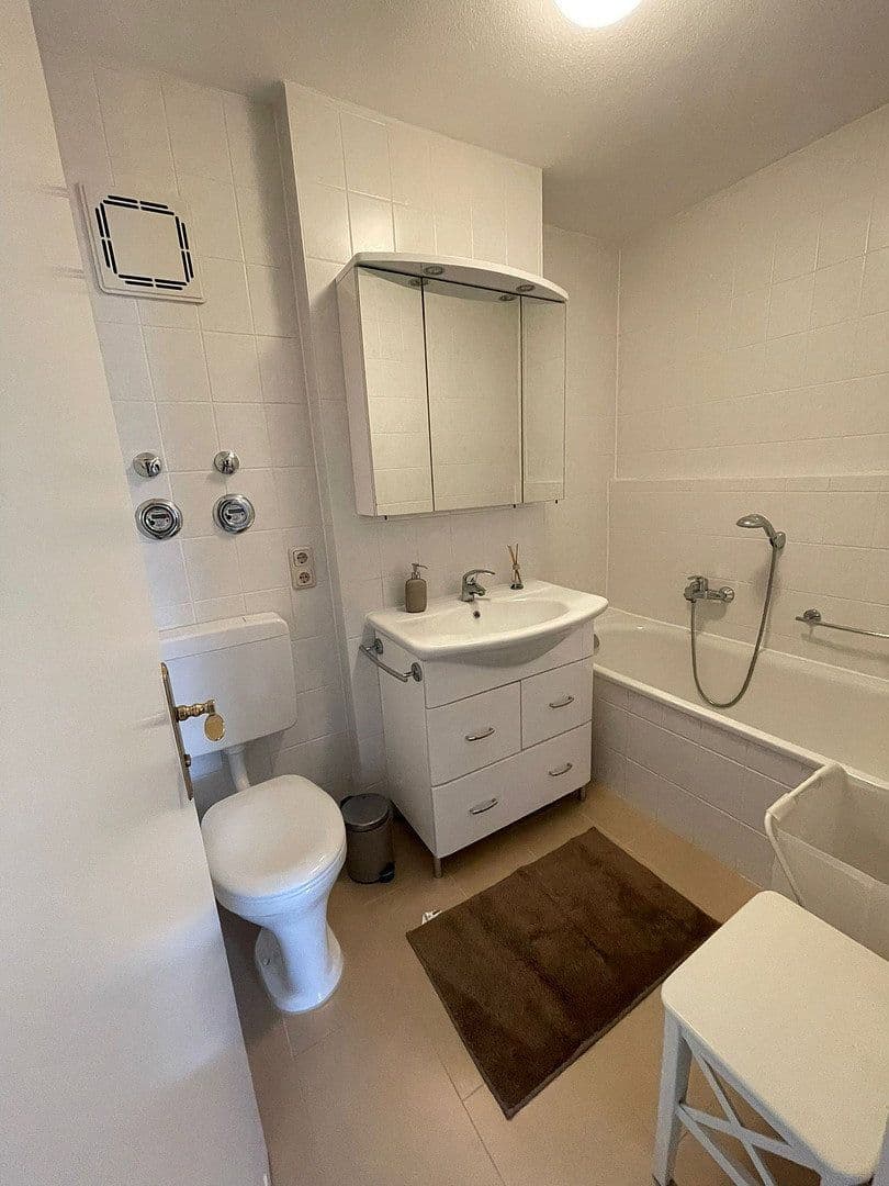 Prenájom bytu 3-izbový 75 m², Polkostraße 38a, München, Bavorsko Prenájom bytu 3-izbový 75 m², Polkostraße 38a, München, Bavorsko