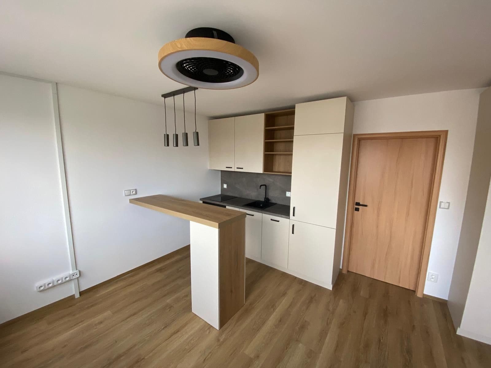 Prenájom bytu 1-izbový 31 m², Hennerova, Praha, Praha Prenájom bytu 1-izbový 31 m², Hennerova, Praha, Praha