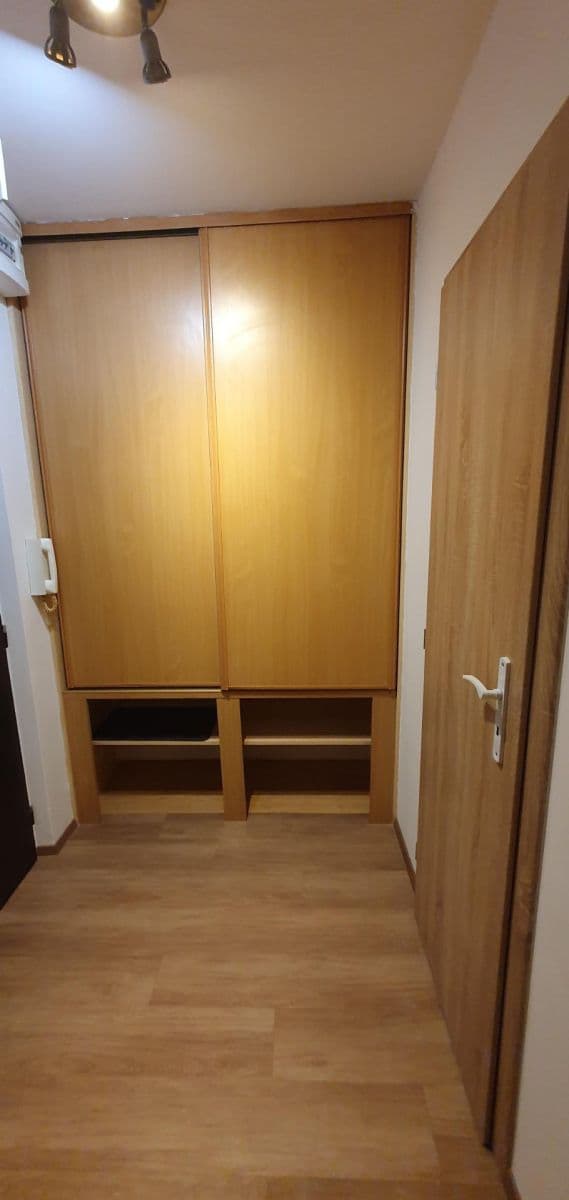 Prenájom bytu 1-izbový 35 m², Nad Stadionem, Králův Dvůr, Středočeský kraj Prenájom bytu 1-izbový 35 m², Nad Stadionem, Králův Dvůr, Středočeský kraj