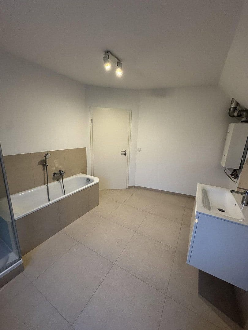 Prenájom bytu 2-izbový 75 m², Weg nach den Hingbenden, Düsseldorf, Severné Porýnie - Westfálsko Prenájom bytu 2-izbový 75 m², Weg nach den Hingbenden, Düsseldorf, Severné Porýnie - Westfálsko