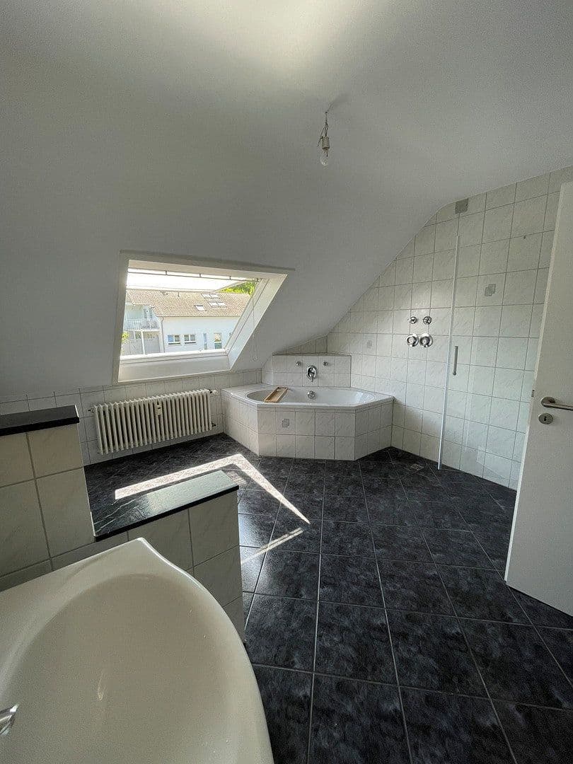 Prenájom bytu 2-izbový 75 m², Wiesweg 50, Eltville am Rhein, Hesensko Prenájom bytu 2-izbový 75 m², Wiesweg 50, Eltville am Rhein, Hesensko