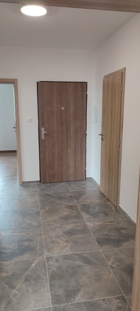 Prenájom bytu 3-izbový 70 m², Polerady, Středočeský kraj Prenájom bytu 3-izbový 70 m², Polerady, Středočeský kraj