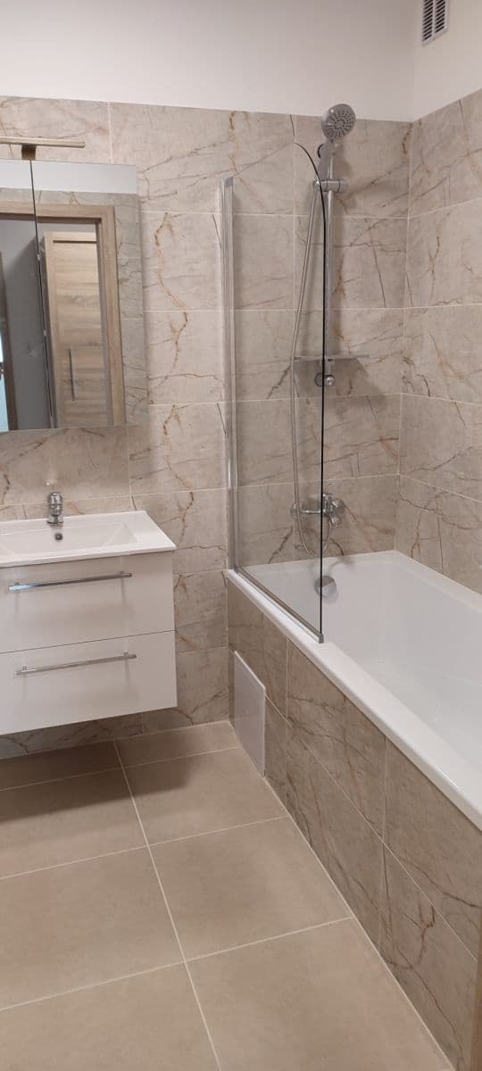Prenájom bytu 3-izbový 70 m², Polerady, Středočeský kraj Prenájom bytu 3-izbový 70 m², Polerady, Středočeský kraj