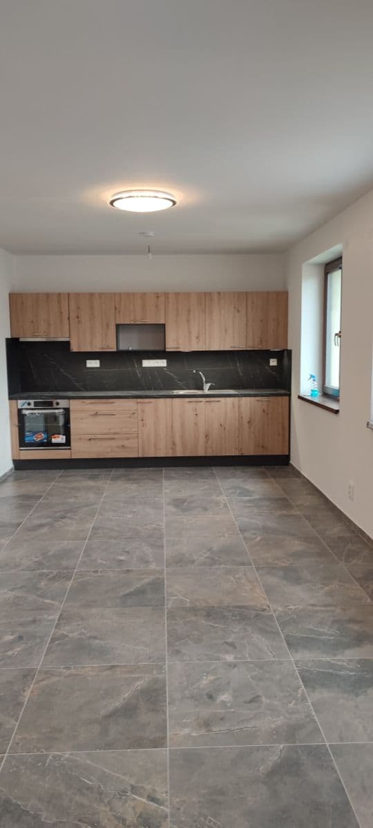 Prenájom bytu 3-izbový 70 m², Polerady, Středočeský kraj Prenájom bytu 3-izbový 70 m², Polerady, Středočeský kraj