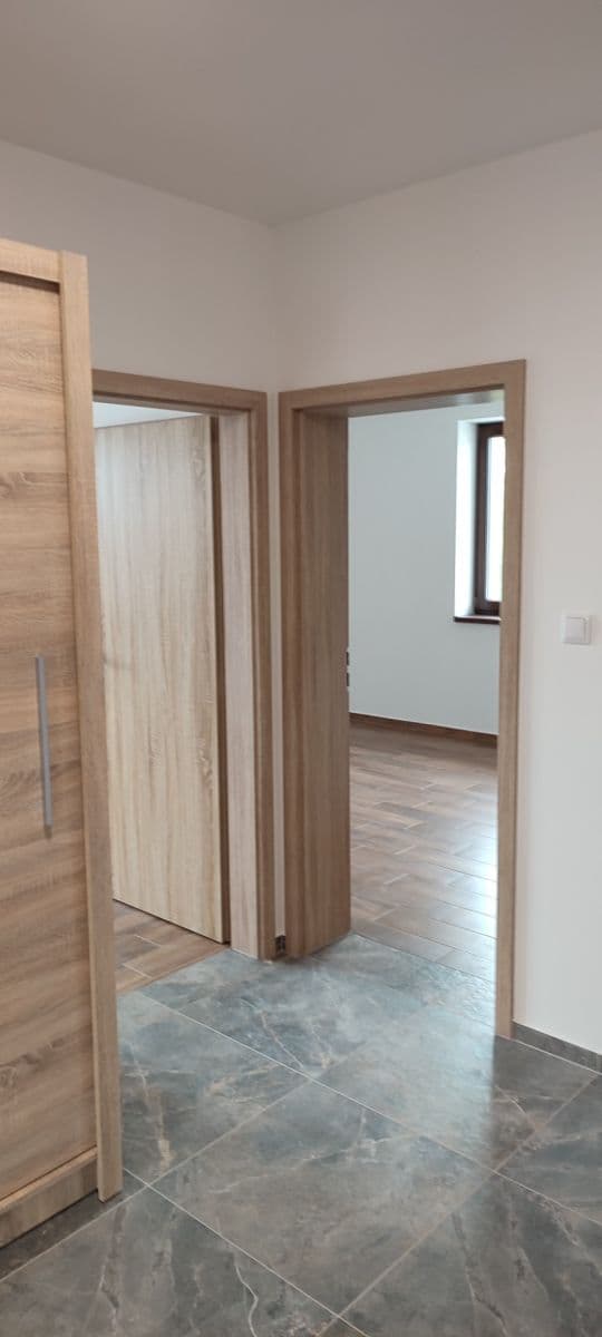 Prenájom bytu 3-izbový 70 m², Polerady, Středočeský kraj Prenájom bytu 3-izbový 70 m², Polerady, Středočeský kraj