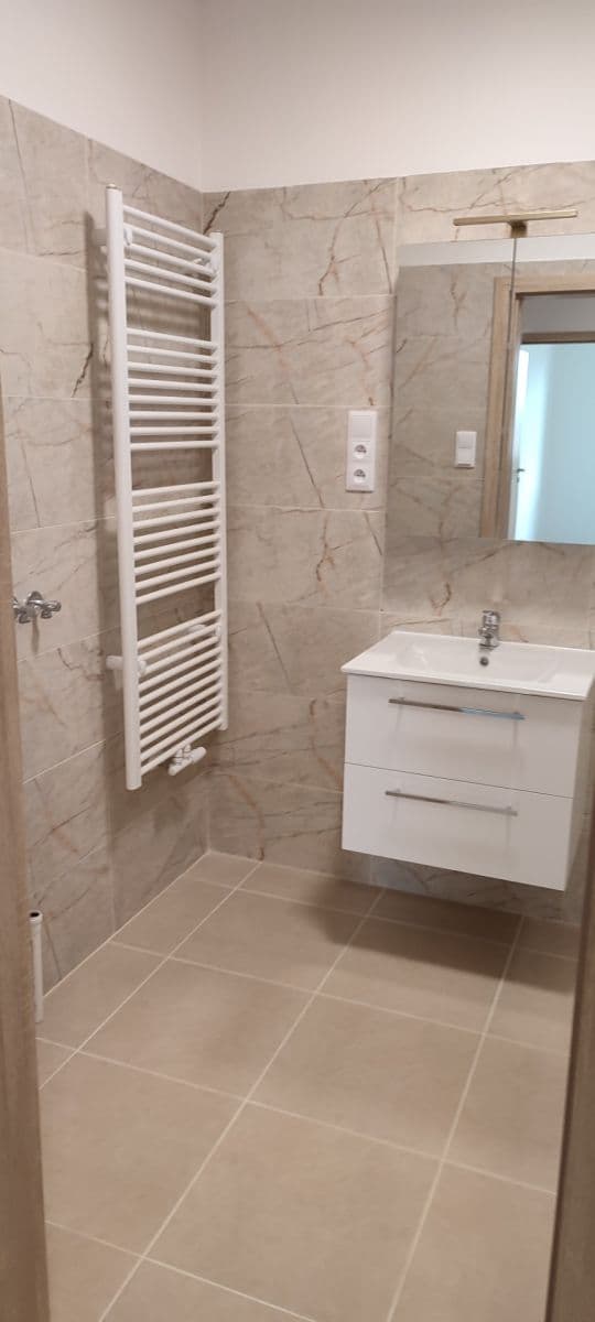 Prenájom bytu 3-izbový 70 m², Polerady, Středočeský kraj Prenájom bytu 3-izbový 70 m², Polerady, Středočeský kraj