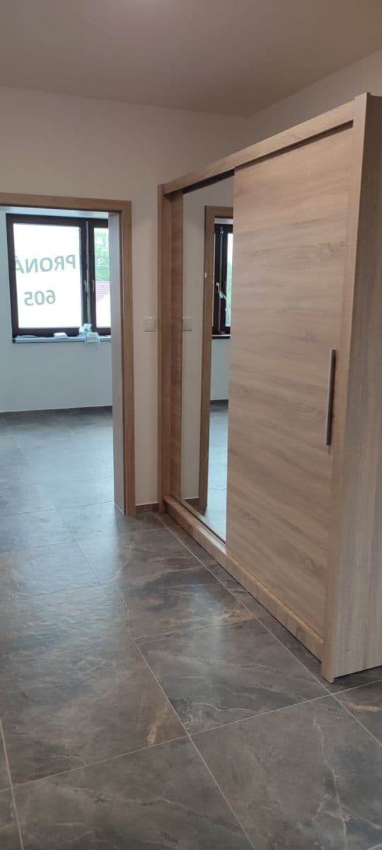 Prenájom bytu 3-izbový 70 m², Polerady, Středočeský kraj Prenájom bytu 3-izbový 70 m², Polerady, Středočeský kraj