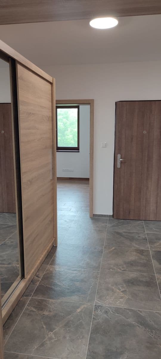 Prenájom bytu 3-izbový 70 m², Polerady, Středočeský kraj Prenájom bytu 3-izbový 70 m², Polerady, Středočeský kraj