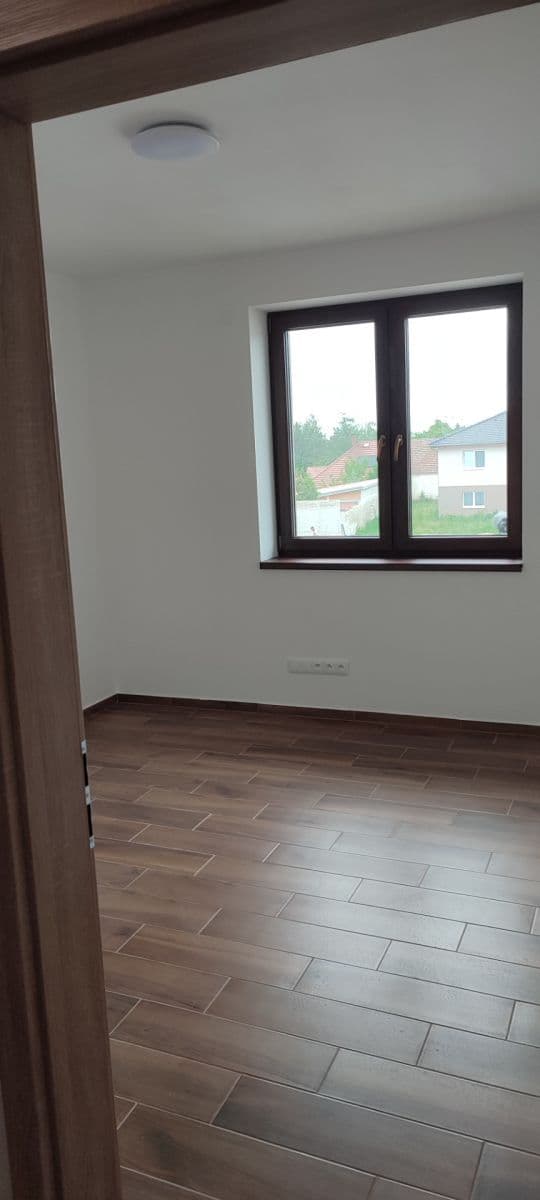 Prenájom bytu 3-izbový 70 m², Polerady, Středočeský kraj Prenájom bytu 3-izbový 70 m², Polerady, Středočeský kraj