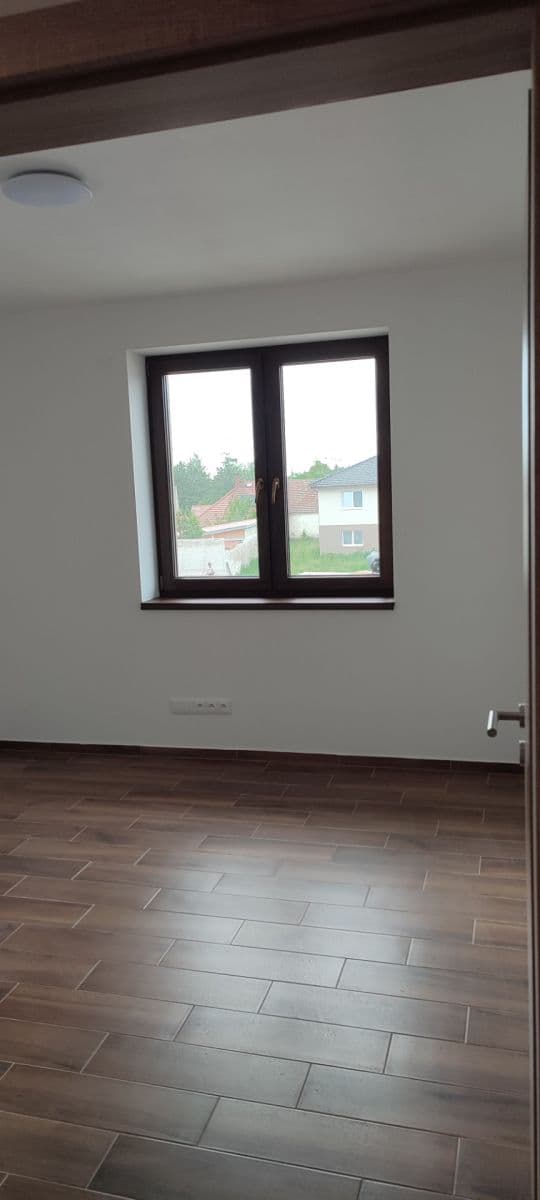 Prenájom bytu 3-izbový 70 m², Polerady, Středočeský kraj Prenájom bytu 3-izbový 70 m², Polerady, Středočeský kraj