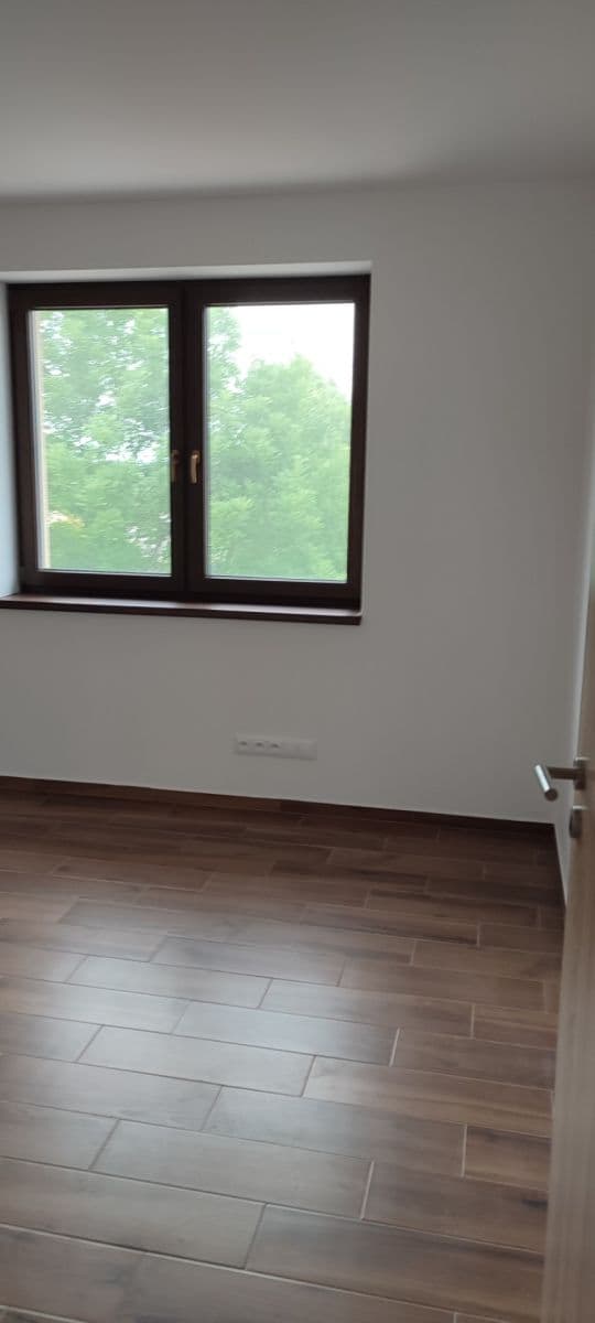 Prenájom bytu 3-izbový 70 m², Polerady, Středočeský kraj Prenájom bytu 3-izbový 70 m², Polerady, Středočeský kraj