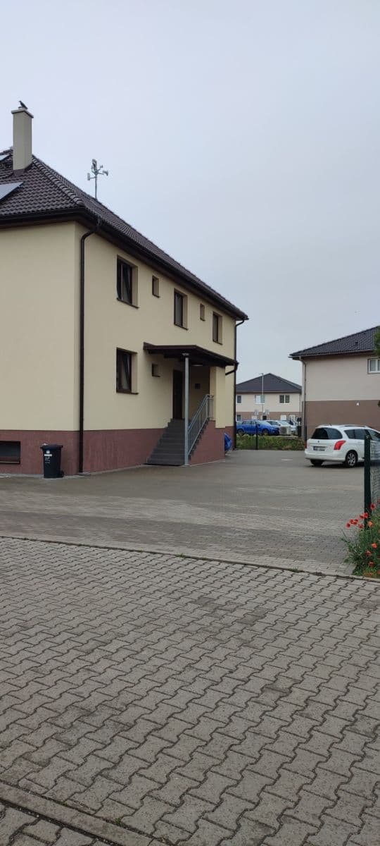 Prenájom bytu 3-izbový 70 m², Polerady, Středočeský kraj Prenájom bytu 3-izbový 70 m², Polerady, Středočeský kraj