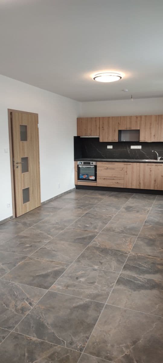 Prenájom bytu 3-izbový 70 m², Polerady, Středočeský kraj Prenájom bytu 3-izbový 70 m², Polerady, Středočeský kraj