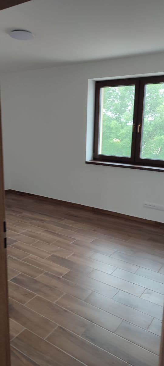 Prenájom bytu 3-izbový 70 m², Polerady, Středočeský kraj Prenájom bytu 3-izbový 70 m², Polerady, Středočeský kraj
