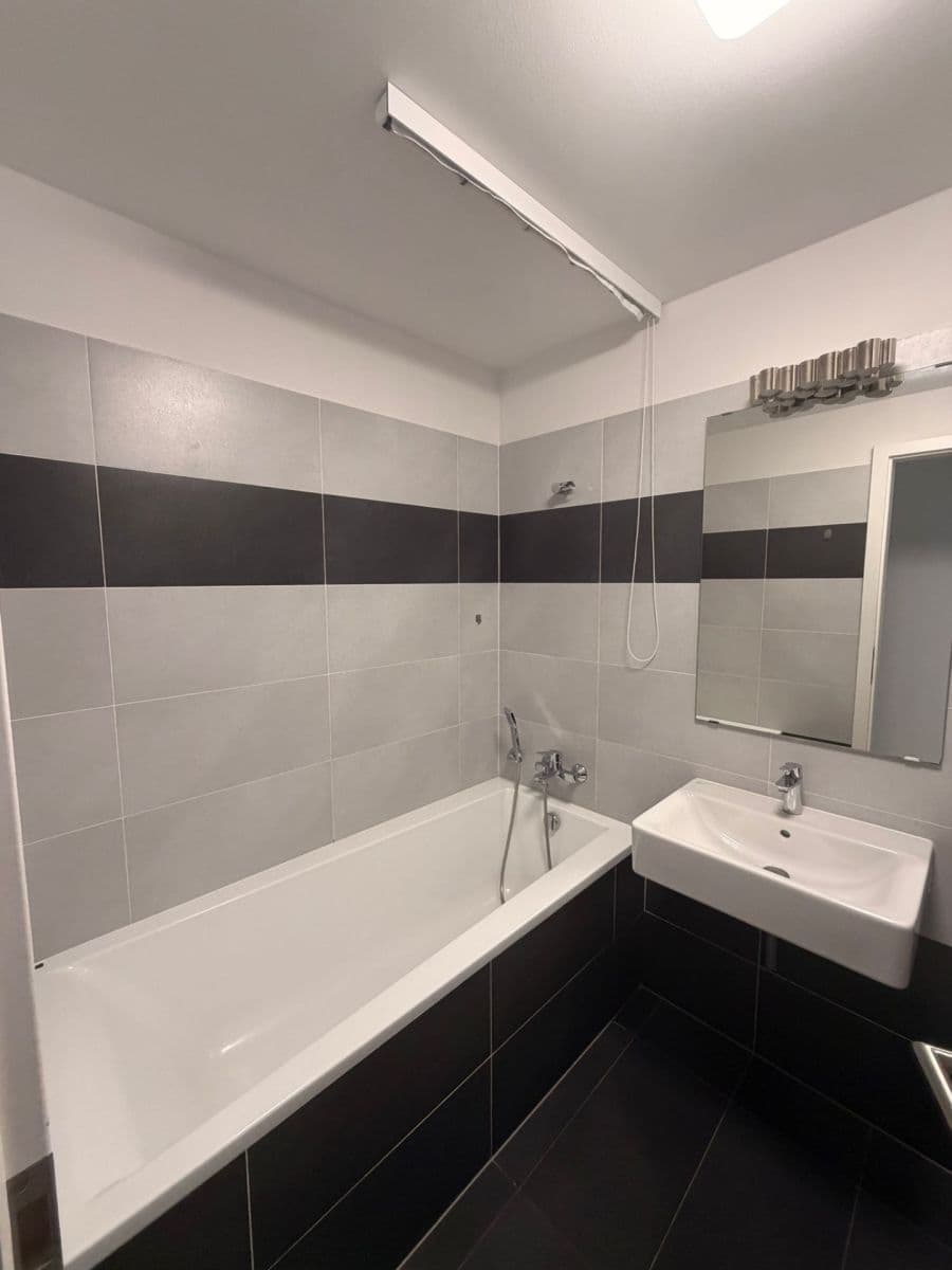 Prenájom bytu 3-izbový 66 m², Nad Úžlabinou, Praha, Praha Prenájom bytu 3-izbový 66 m², Nad Úžlabinou, Praha, Praha