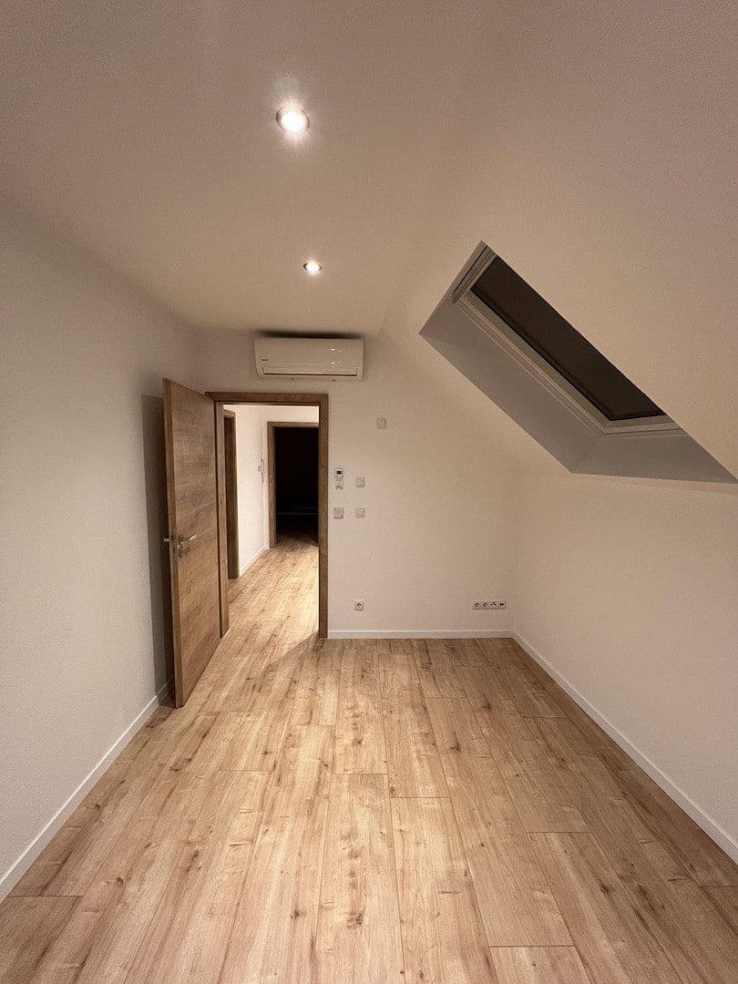 Prenájom bytu 5-izbový 128 m², Dorfbrunnenstraße 32, Wörth am Rhein, Porýnie-Falcko Prenájom bytu 5-izbový 128 m², Dorfbrunnenstraße 32, Wörth am Rhein, Porýnie-Falcko