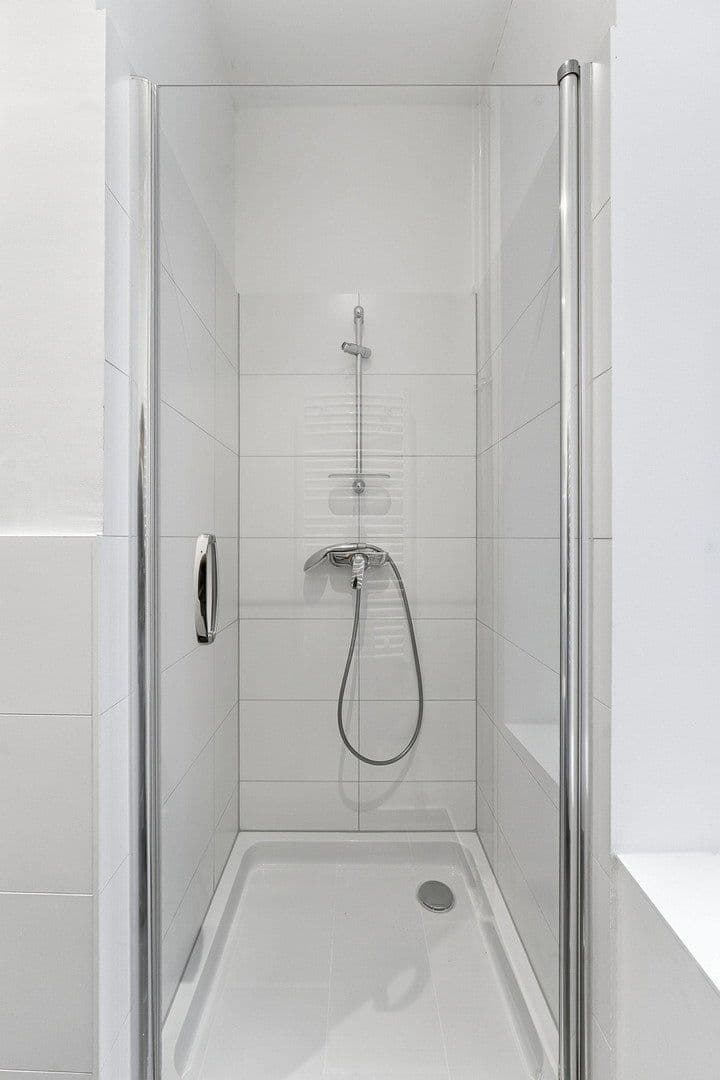 Prenájom bytu 107 m², Simon-Dach-Straße 13, Berlin, Berlín Prenájom bytu 107 m², Simon-Dach-Straße 13, Berlin, Berlín