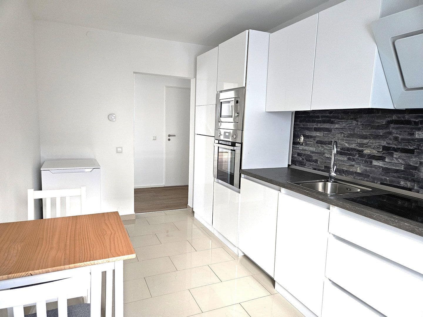 Prenájom bytu 3-izbový 123 m², Stuttgart, Bádensko-Wurttembersko Prenájom bytu 3-izbový 123 m², Stuttgart, Bádensko-Wurttembersko