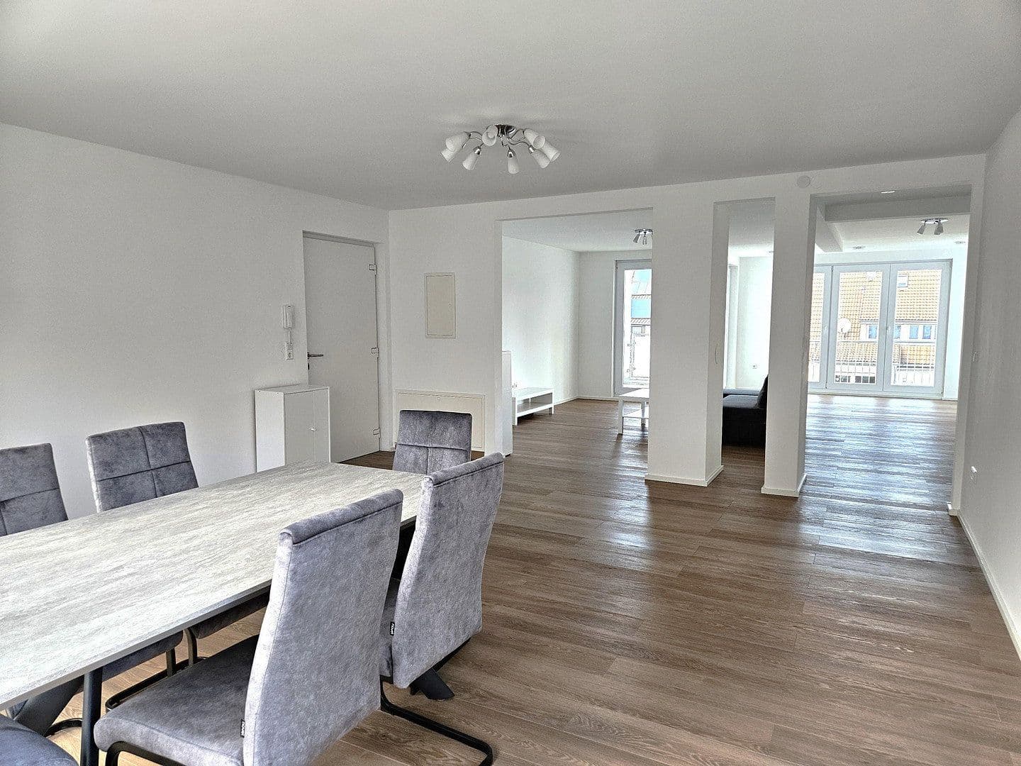 Prenájom bytu 3-izbový 123 m², Stuttgart, Bádensko-Wurttembersko Prenájom bytu 3-izbový 123 m², Stuttgart, Bádensko-Wurttembersko