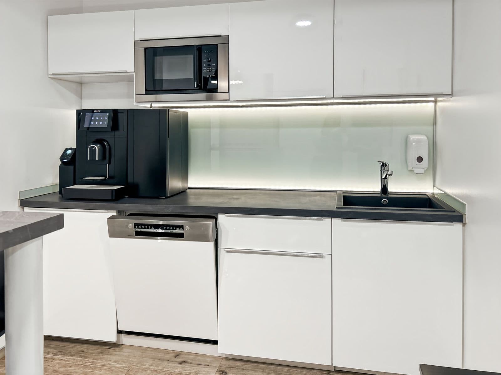 Prenájom kancelárie 162 m², Neuer Zollhof 3, DUSSELDORF, Severné Porýnie - Westfálsko Prenájom kancelárie 162 m², Neuer Zollhof 3, DUSSELDORF, Severné Porýnie - Westfálsko