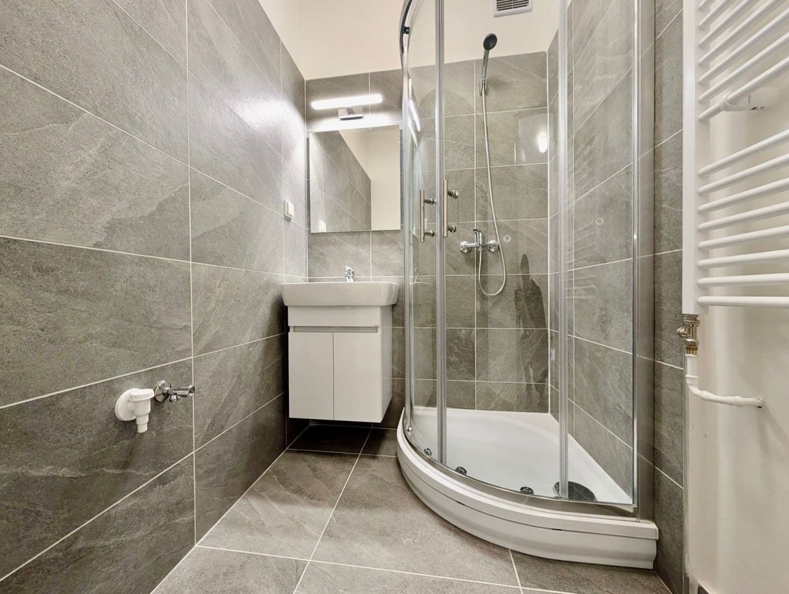 Prenájom bytu 1-izbový 27 m², Československé armády, Frýdek-Místek, Moravskoslezský kraj Prenájom bytu 1-izbový 27 m², Československé armády, Frýdek-Místek, Moravskoslezský kraj