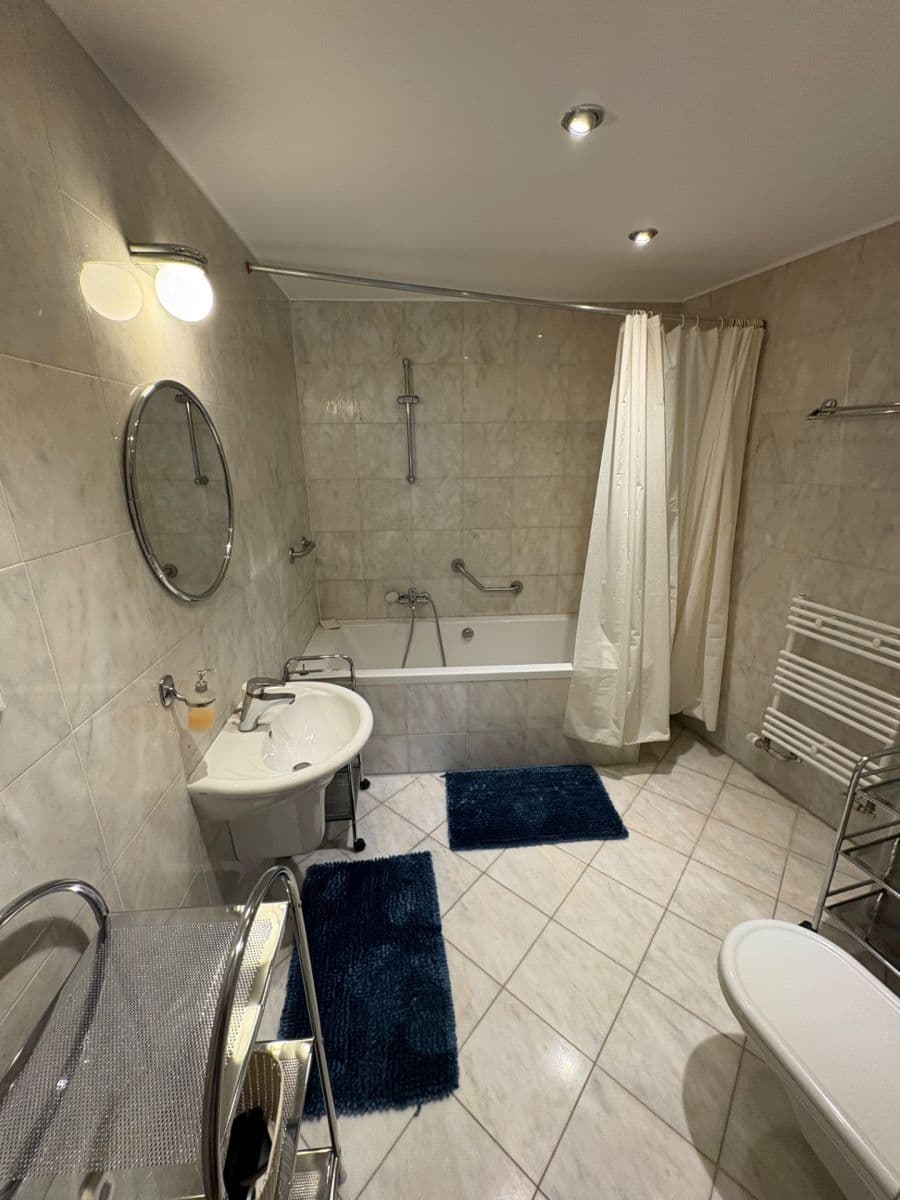 Prenájom bytu 4-izbový 184 m², Konviktská, Praha, Praha Prenájom bytu 4-izbový 184 m², Konviktská, Praha, Praha