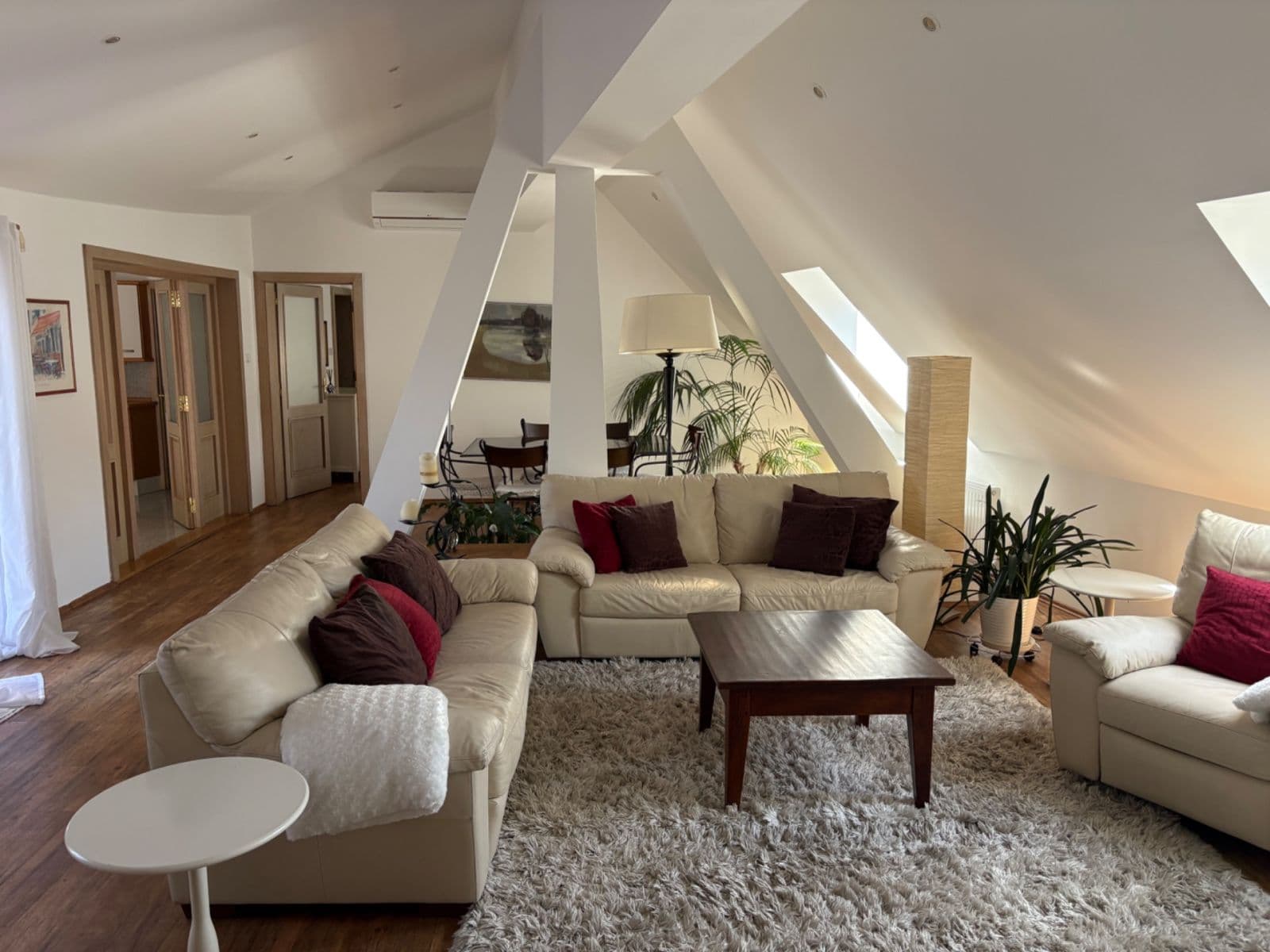 Prenájom bytu 4-izbový 184 m², Konviktská, Praha, Praha Prenájom bytu 4-izbový 184 m², Konviktská, Praha, Praha