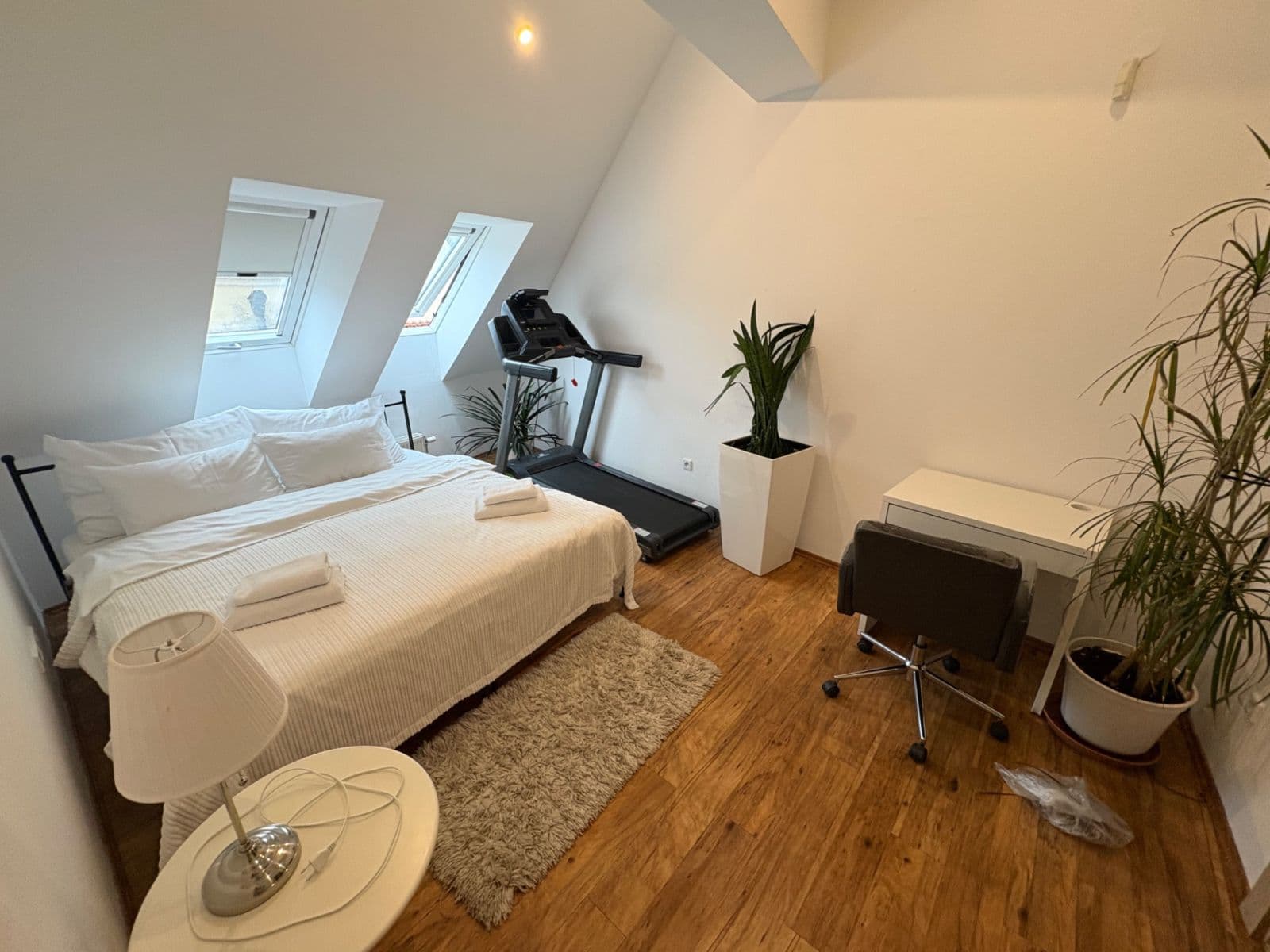 Prenájom bytu 4-izbový 184 m², Konviktská, Praha, Praha Prenájom bytu 4-izbový 184 m², Konviktská, Praha, Praha