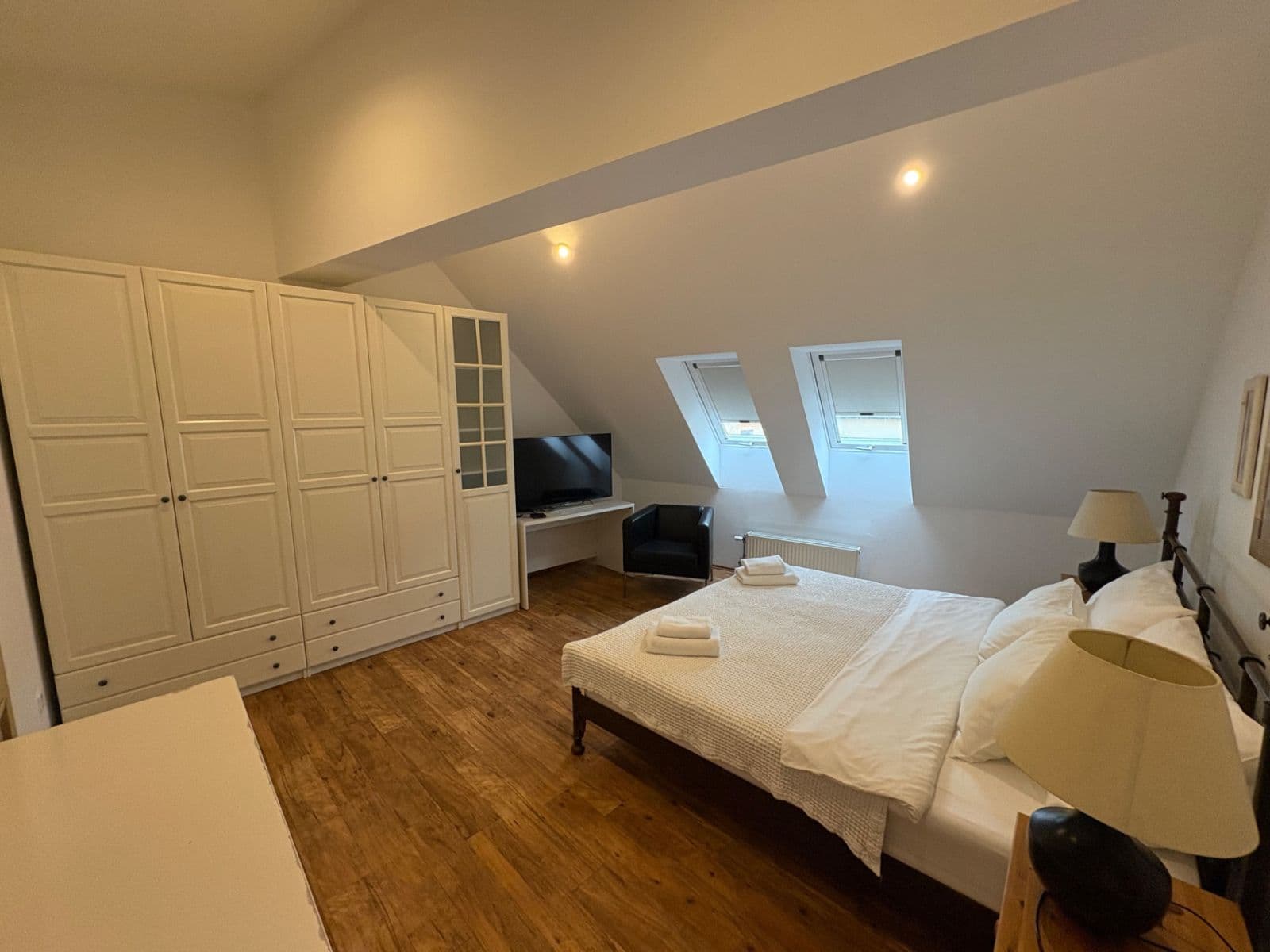 Prenájom bytu 4-izbový 184 m², Konviktská, Praha, Praha Prenájom bytu 4-izbový 184 m², Konviktská, Praha, Praha
