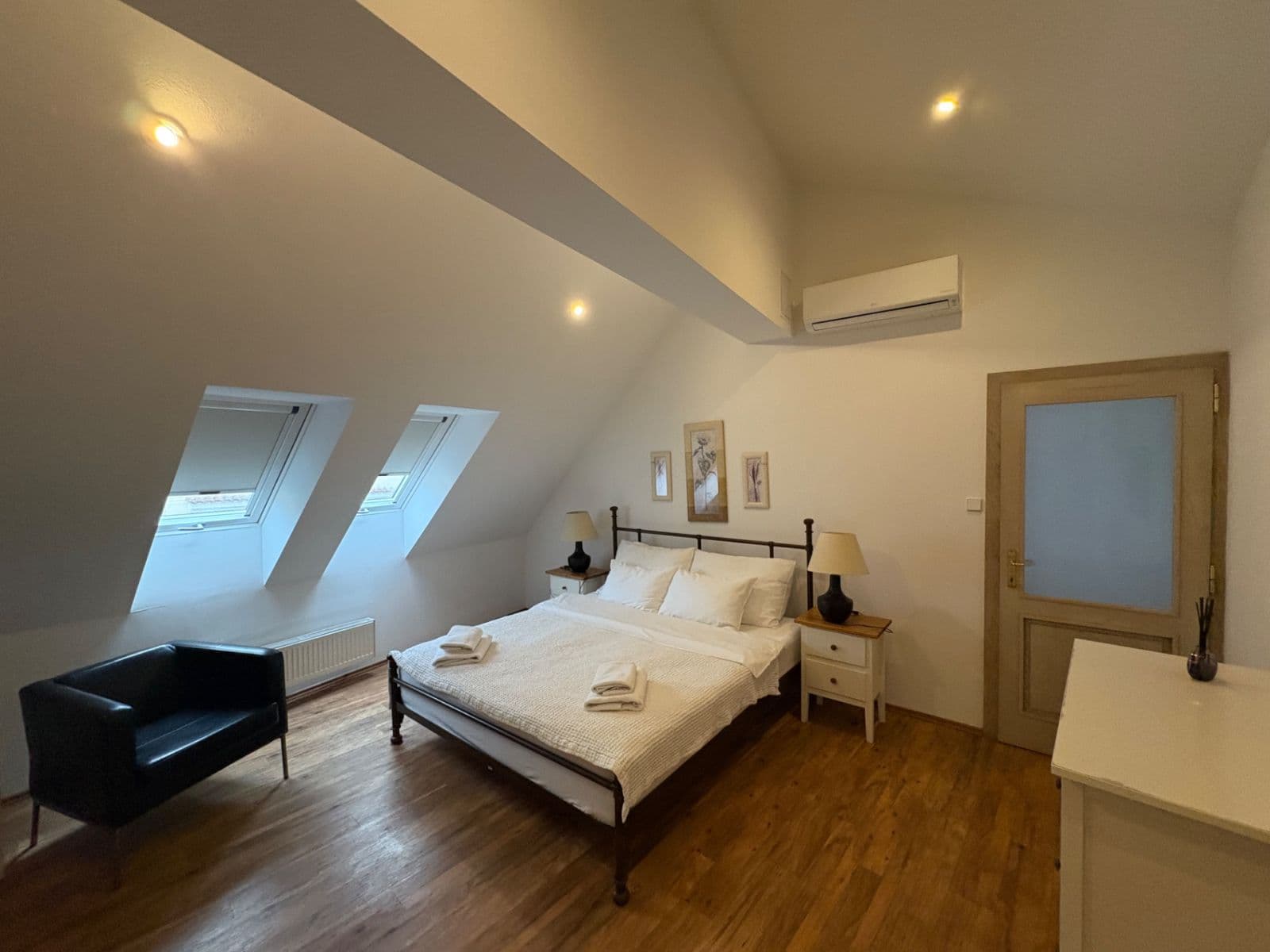 Prenájom bytu 4-izbový 184 m², Konviktská, Praha, Praha Prenájom bytu 4-izbový 184 m², Konviktská, Praha, Praha
