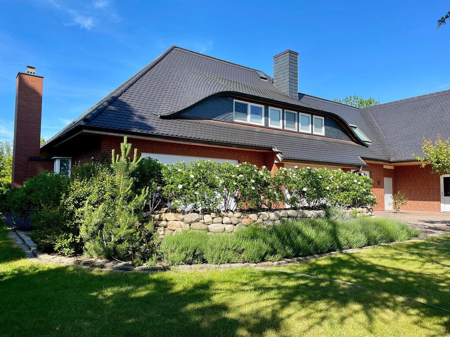 Predaj domu 330 m², pozemek 1.576 m², Jersbek, Šlezvicko-Holštajnsko Predaj domu 330 m², pozemek 1.576 m², Jersbek, Šlezvicko-Holštajnsko